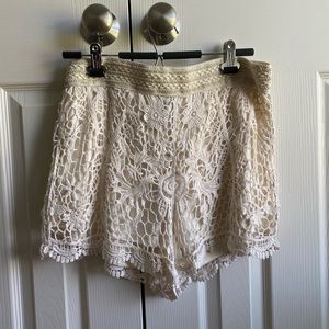 Rye 21 beige/white lace shorts.